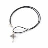 Rubberen ketting met zilveren metalen kruis