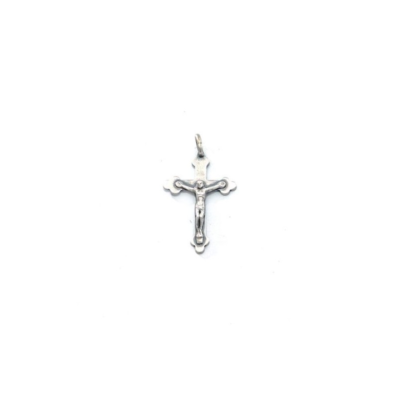 Pendentif crucifix trilobé en argent. 30 mm