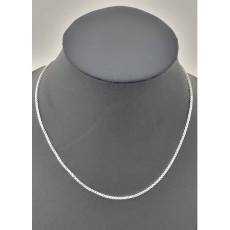 Een zilveren Venetiaanse ketting. 38 cm lang. 1,2 mm breed