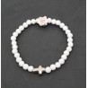 Witte elastische armband met roos en kruis 