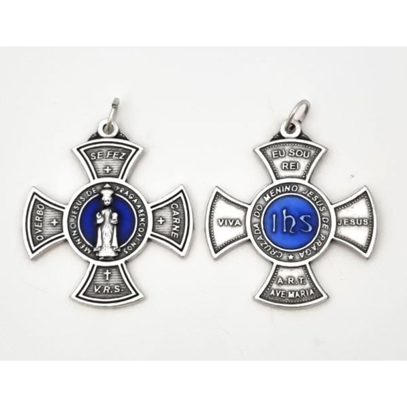 Médaille croix avec Jésus de Prague en métal argenté et émail bleu. 29 mm