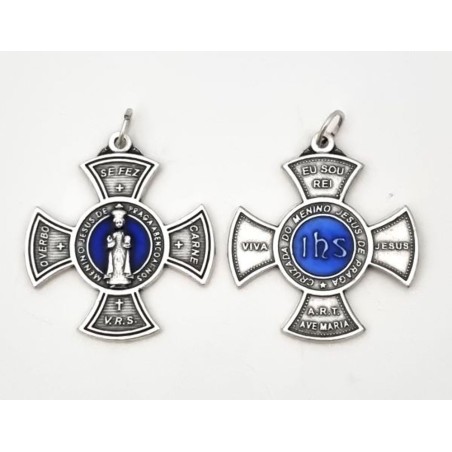 Médaille croix avec Jésus de Prague en métal argenté et émail bleu. 29 mm