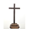 Houten kruis met donkere vernis en basis. 16,5 cm
