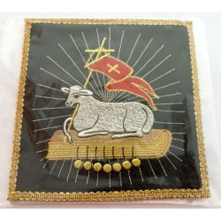 Black Pierka geborduurd met vergulden Agnus dei 16x16cm