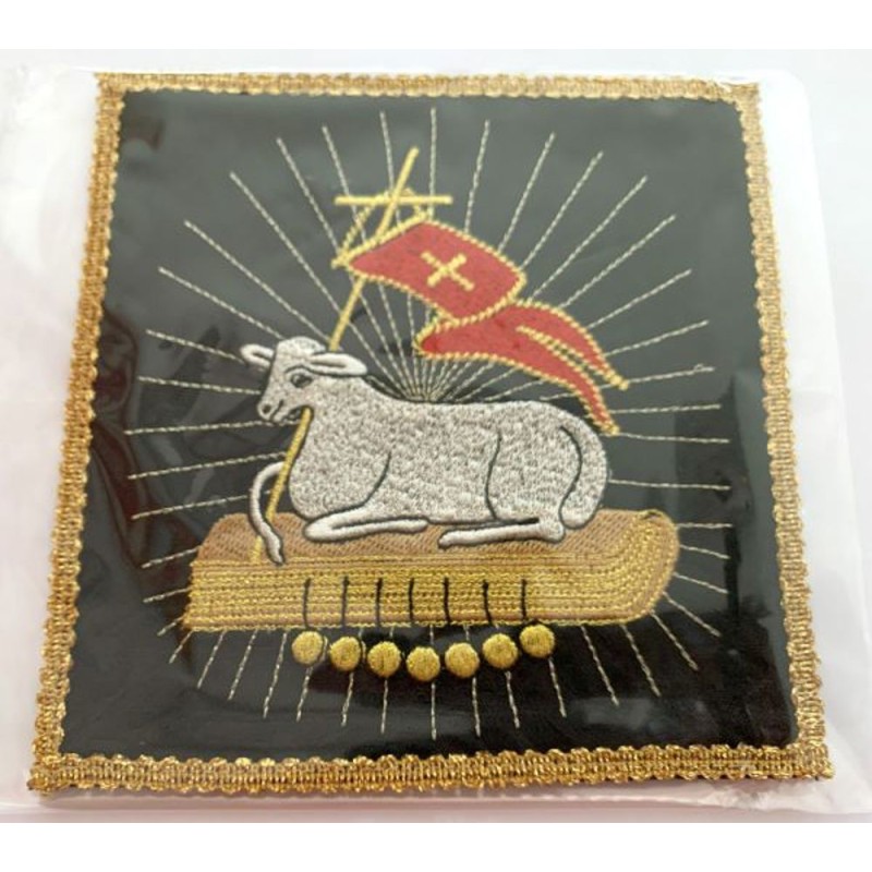 Black Pierka geborduurd met vergulden Agnus dei 16x16cm
