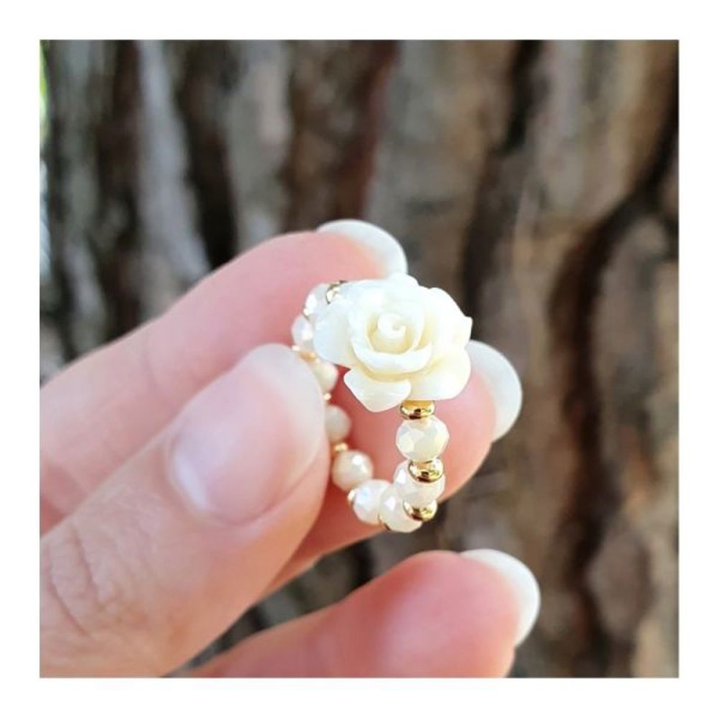 Bague en cristal blanc avec prele métal Pl. Or et rose en résine