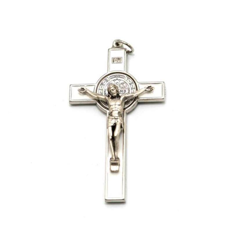 Pendentif croix de Saint Benoit en métal et émail