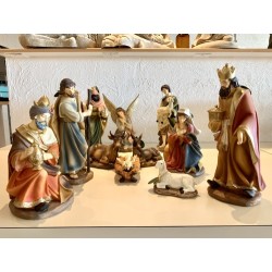 Crèche de Noël composée de 11 sujets en résine. 30 cm