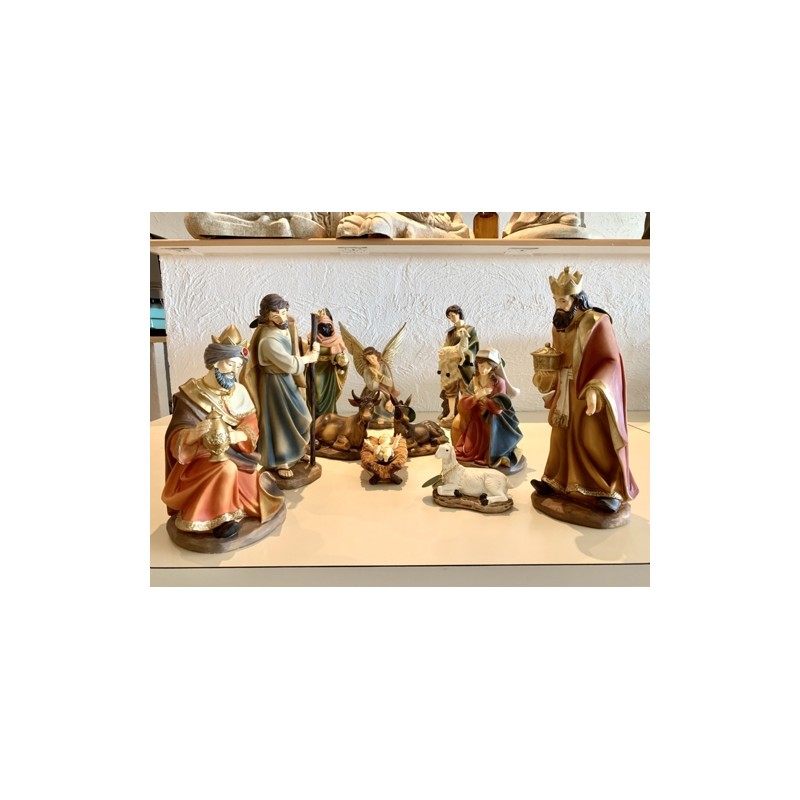 Crèche de Noël composée de 11 sujets en résine. 30 cm