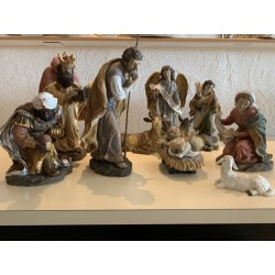 Crèche de Noël composée de 11 sujets en résine. 34 cm