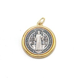 Médaille de Saint Benoit en métal argenté et doré. 3 cm