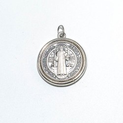 Médaille de Saint Benoit en métal argenté. 3 cm