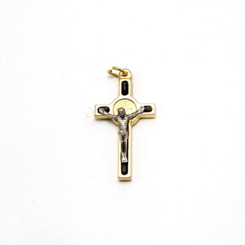 Pendentif croix de Saint Benoit en métal doré et émail. 4 cm