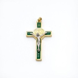 Pendentif croix de Saint Benoit en métal doré et émail. 5 cm