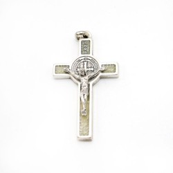 Pendentif croix de Saint Benoit en métal et émail. 5 cm