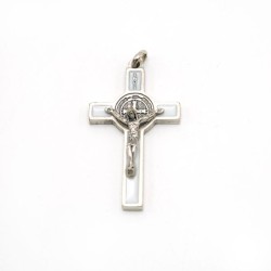 Pendentif croix de Saint Benoit en métal et émail. 5 cm