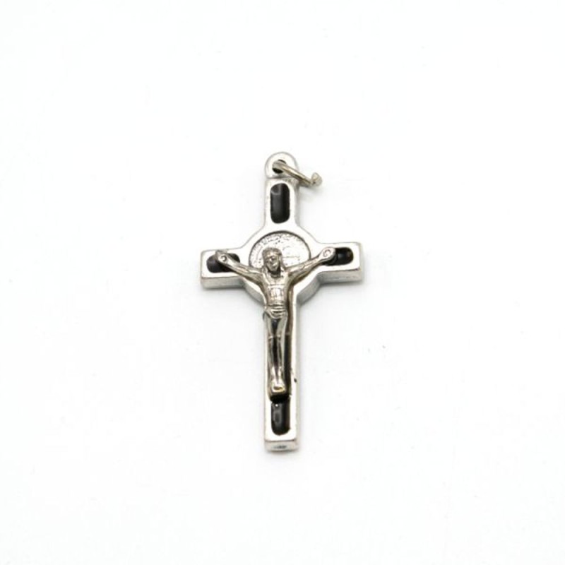 Pendentif croix de Saint Benoit en métal et émail