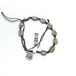 Bracelet avec des médailles de Saint Benoit