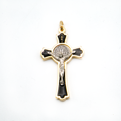 Pendentif croix de Saint Benoit en métal doré et émail