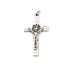 Pendentif croix de Saint Benoit en métal et émail. 4 cm