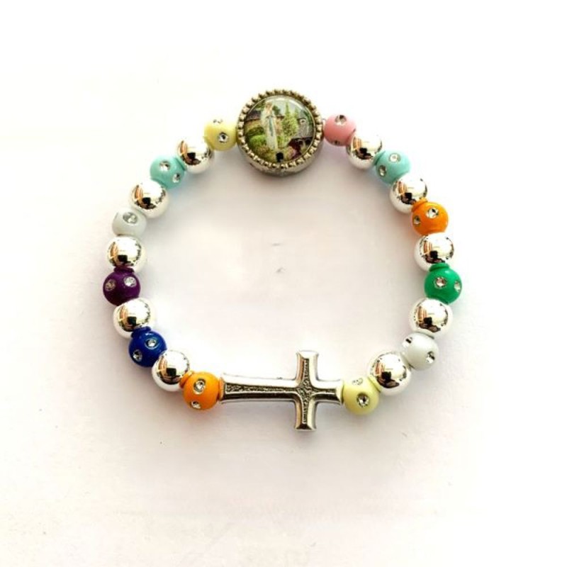 Bracelet élastique pour enfant perle multicolore croix et médaille Banneux