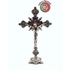 Crucifix en métal argenté avec base. 32 cm