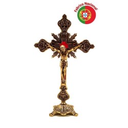 Crucifix en métal doré avec base. 32 cm