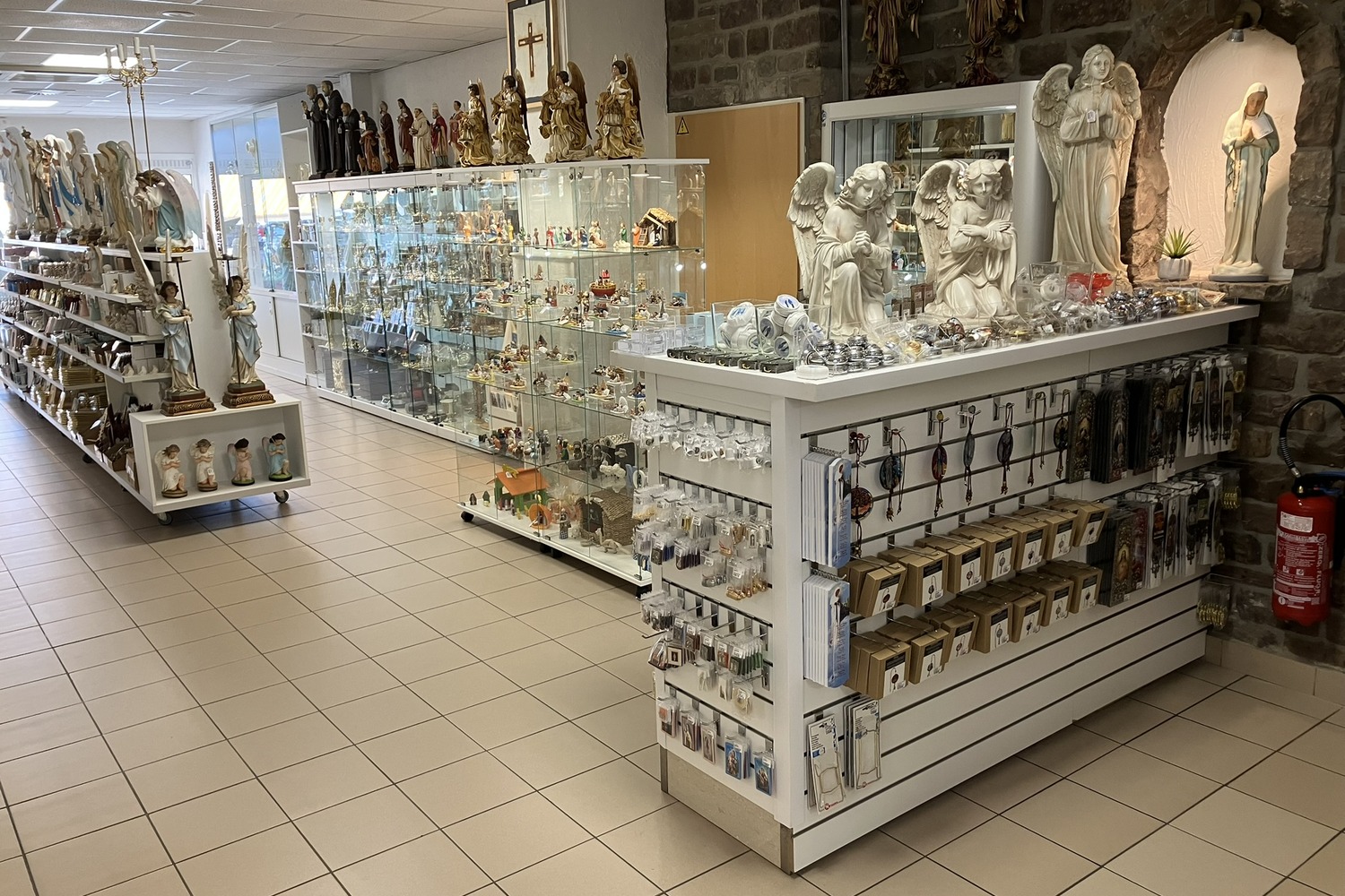 Autre vue des rayons du magasin