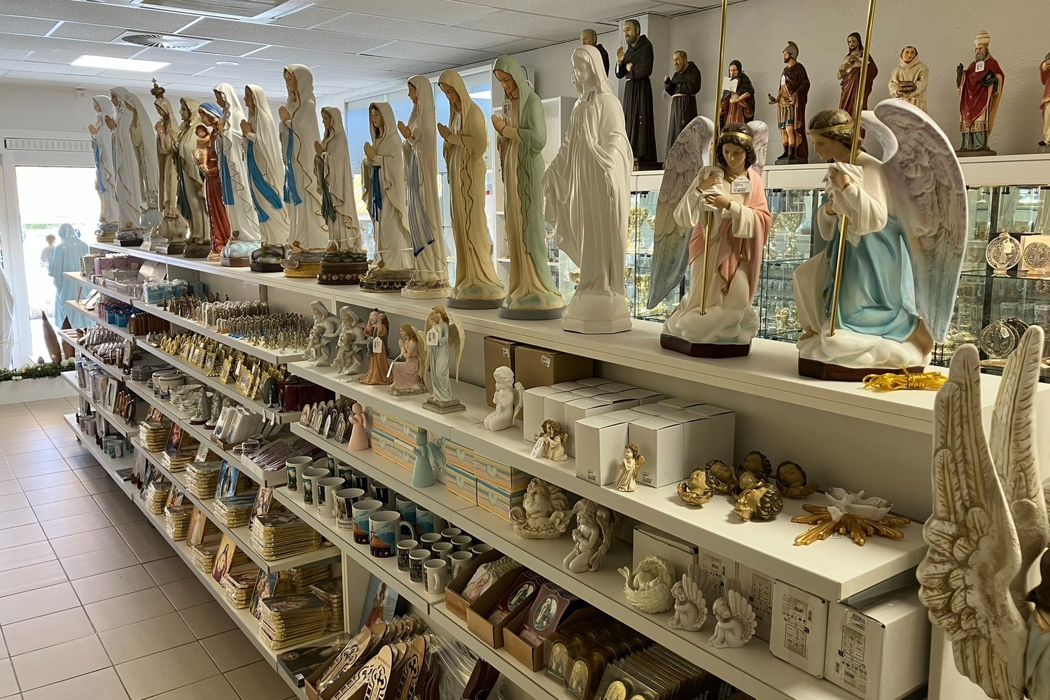 Statues présentées en magasin