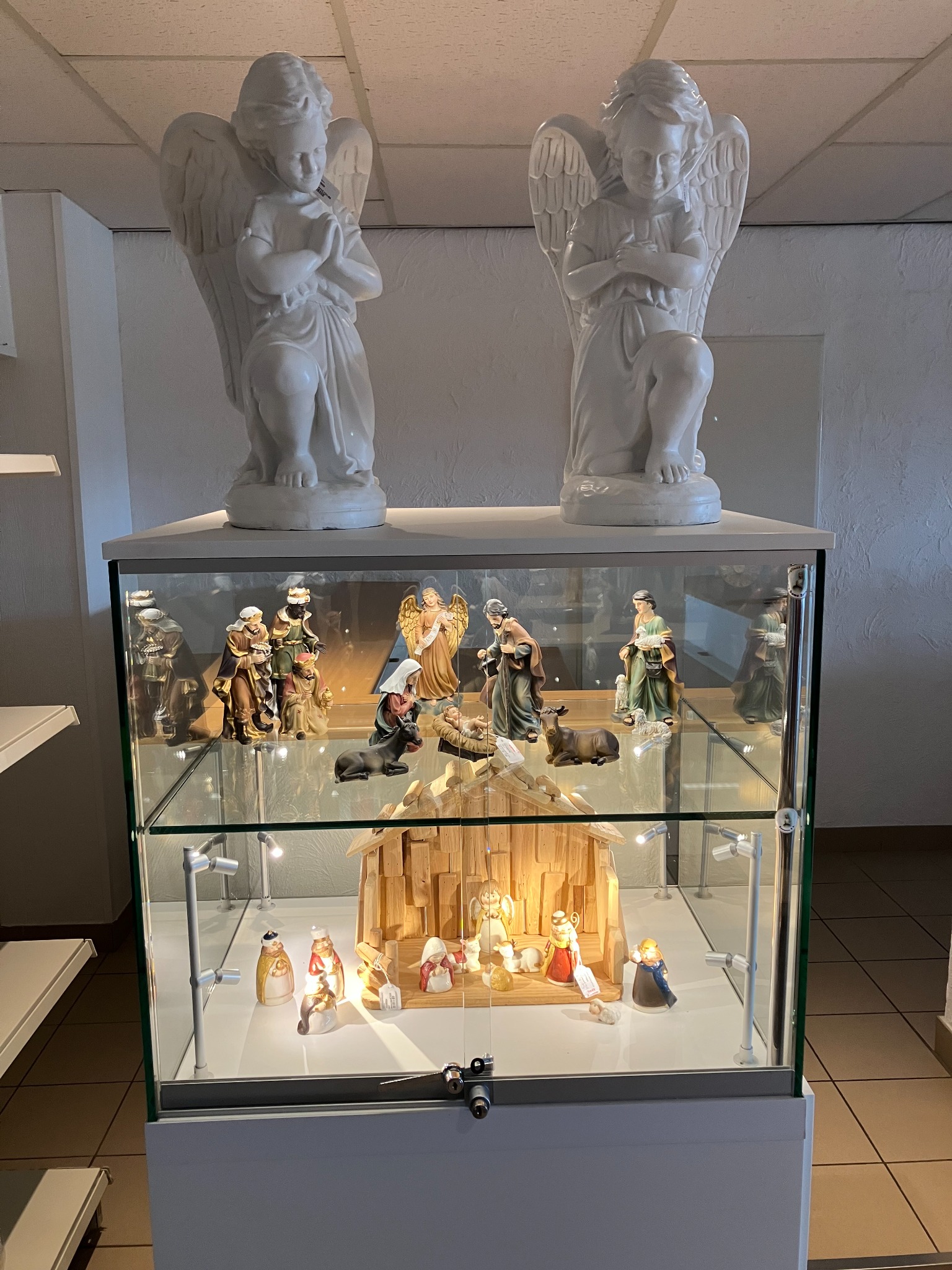 Vitrine de crèches et anges exposés à l’étage
