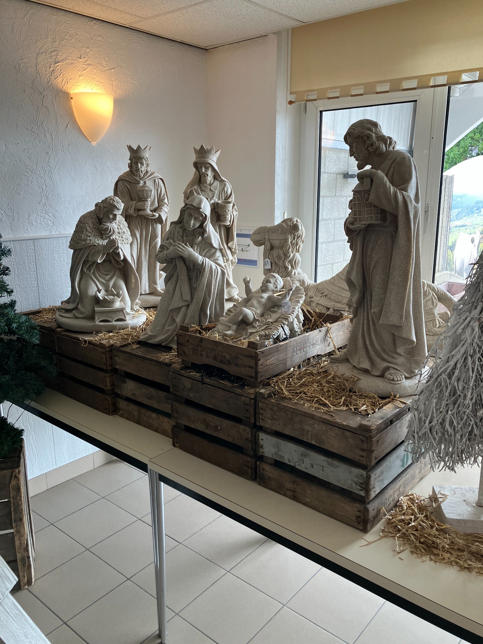 Grande crèche minérale présentée à l’étage
