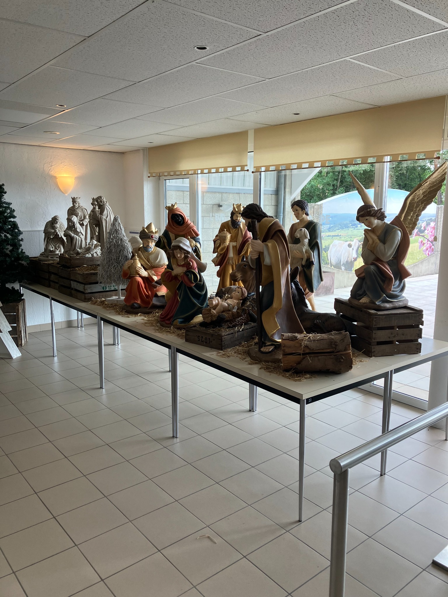 Grande crèche colorée et statues présentées à l’étage