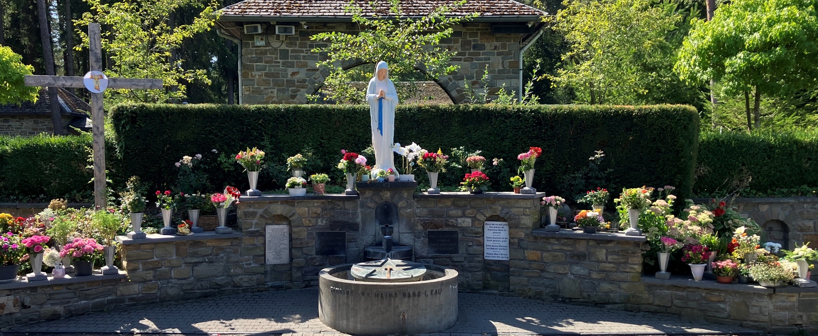 Vue de Banneux N.D. et de la statue de la Vierge