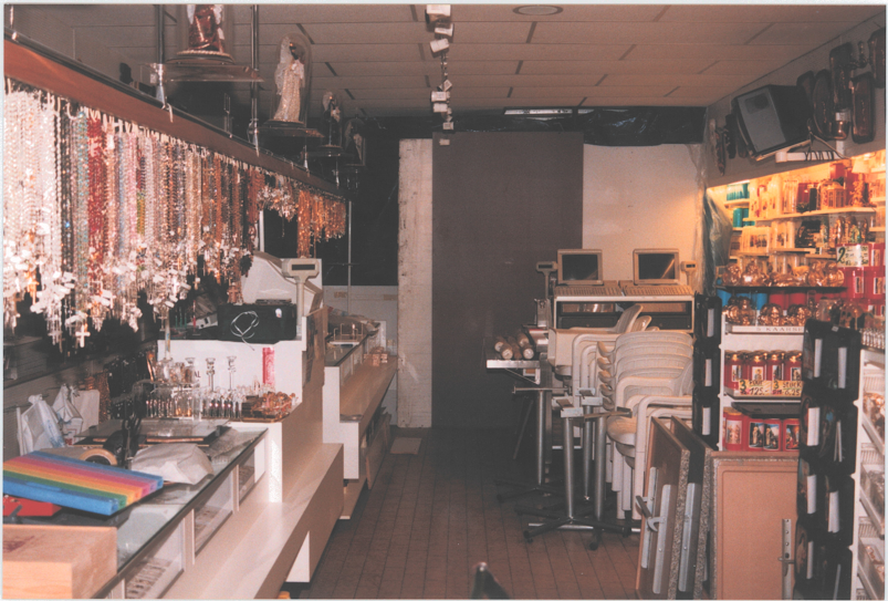 Intérieur du magasin de la Maison de l’Europe vers 1990 avec chapelets et articles religieux